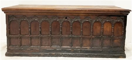 Cassapanca in pino con fronte e fianchi decorati a motivi ad arco intagliati a