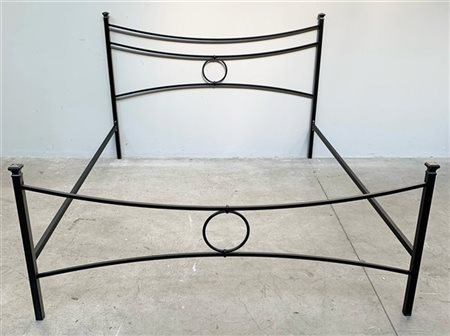 Letto matrimoniale in ferro battuto, secolo XX (difetti)