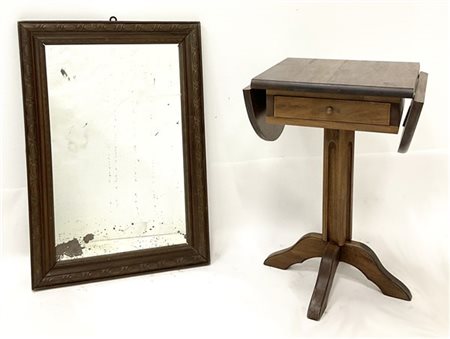 Lotto composto da un tavolino d'appoggio ad alette con cassetto sottopiano (cm