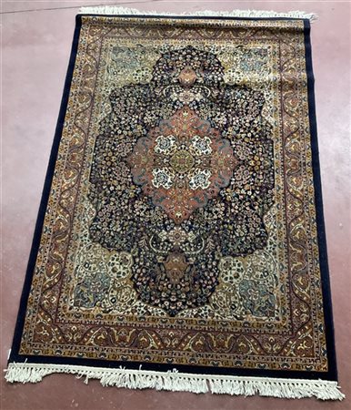 Tappeto meccanico di recente manifattura. Decoro di tipo orientale con medaglio