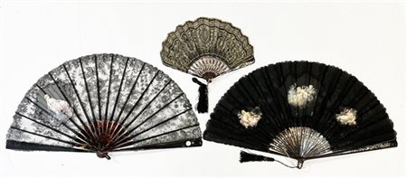 Arte del secolo XIX. Lotto di tre ventagli con stecche in tartaruga intagliata