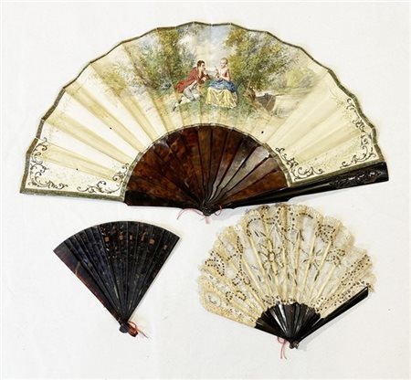Arte del secolo XVIII - XIX. Lotto di tre ventagli con stecche in tartaruga inc