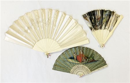 Arte del secolo XIX. Lotto di tre ventagli con stecche in avorio: uno scon pagi
