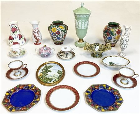 Lotto di diversi oggetti in ceramica policroma e porcellana di diversi usi e fo