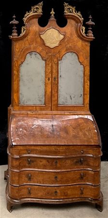 Antico trumeau lastronato in noce e radica di noce, fronte mosso a tre cassetti
