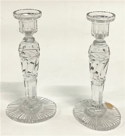 Manifattura boema. Coppia di candelieri in cristallo molato (h cm 27) (lievi di