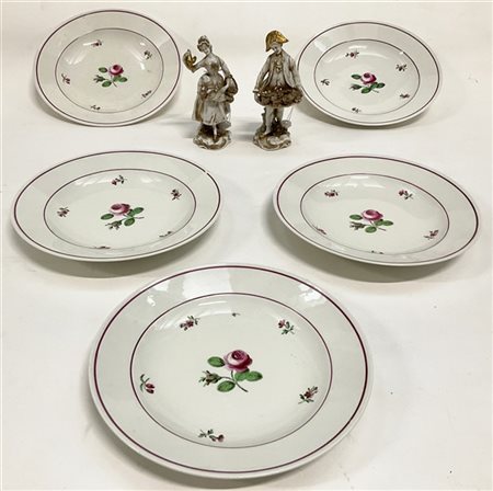 Manifattura di Vienna. Lotto composto da cinque piatti in porcellana con decoro
