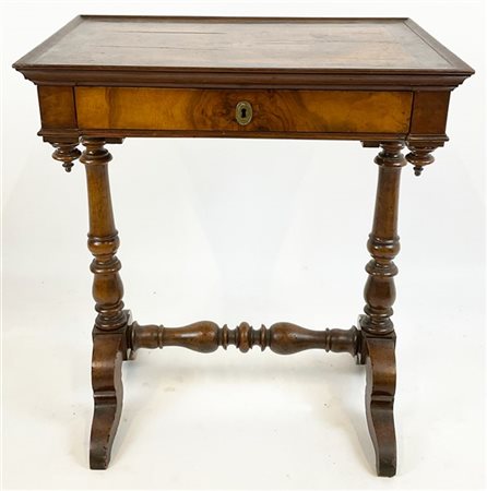 Tavolino da lavoro in noce e radica di noce ad un cassetto nella fascia, gambe