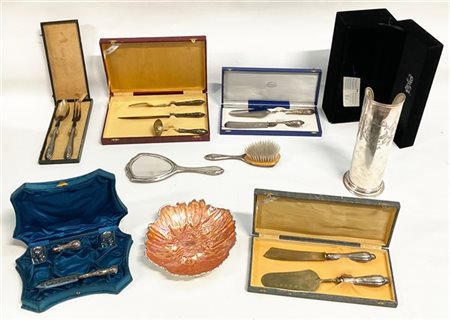 Lotto composto da cinque diversi set laminati in argento entro cofanetto, una s