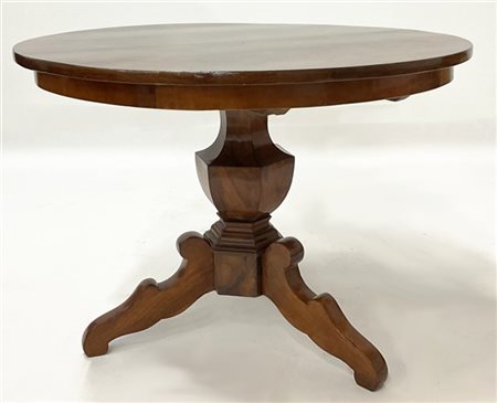 Tavolo con piano circolare impiallacciato in radica, sostegno a balaustro su tr