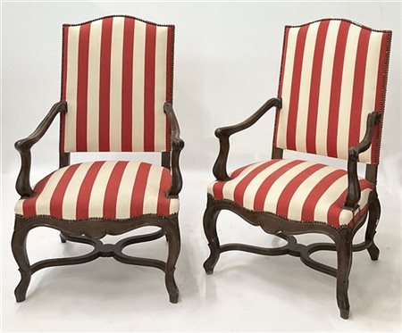 Coppia di poltrone in stile settecentesco con braccioli mossi e gambe raccordat