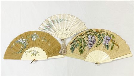 Arte del secolo XIX. Lotto di tre ventagli con stecche in avorio inciso e trafo