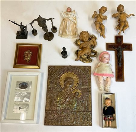 Cartone contente diverse sculture, bambole e oggetti di materiali e misure diff