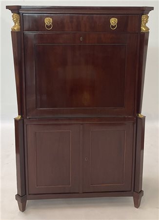 Secretaire impiallacciato in mogano con fronte a due ante e un cassetto sottopi