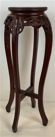 Portavaso in legno intagliato con piano incassato in marmo, gambe mosse riunite