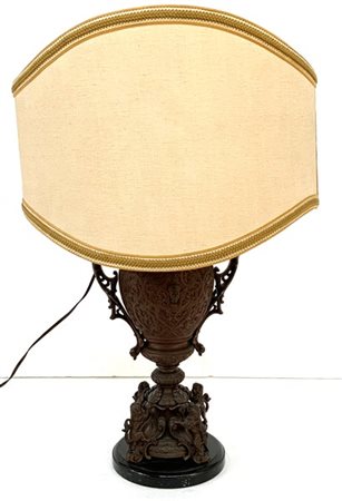 Vaso biansato in lega metallica, corpo ovoidale e base con quattro leoni rampan