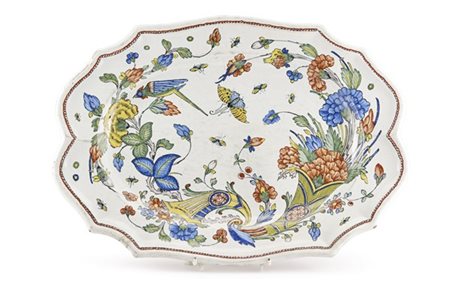 Manifattura di Rouen, secolo XVIII. Vassoio a profilo mistilineo in maiolica di
