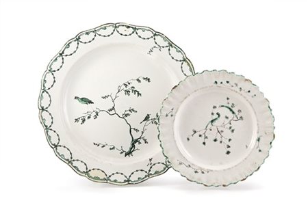 Manifattura francese, secolo XVIII. Lotto composto da due piatti in maiolica de