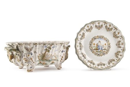 Manifattura di Moustier, secolo XVIII. Lotto composto da una zuppiera biansata