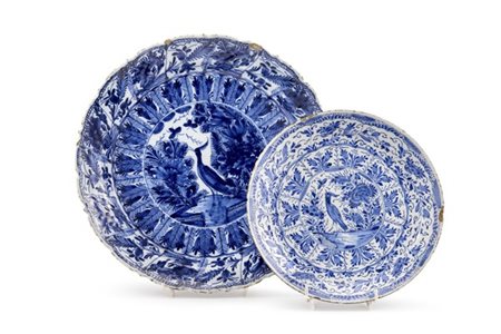 Manifattura di Delft, secolo XVIII. Lotto composto da due diversi piatti in mai