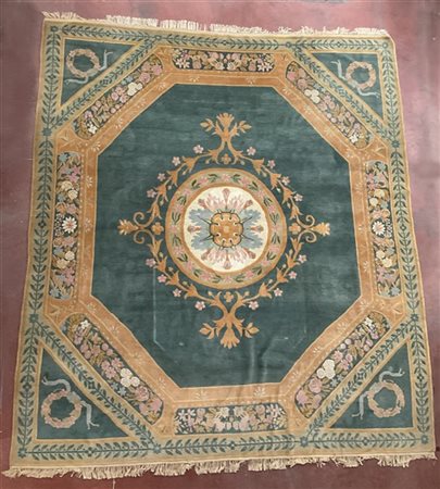 Tappeto Savonnerie, Francia, recente manifattura (cm 388x348) (difetti)