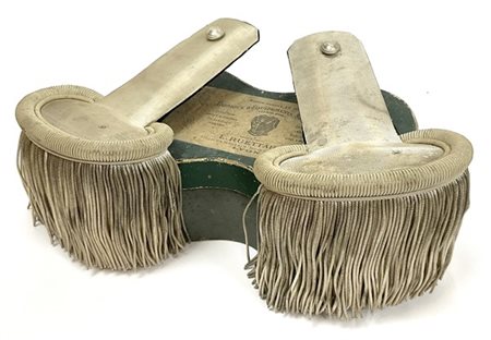 Coppia di spalline da sottotenente di un reggimento dei cacciatori a piedi. Fra