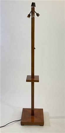 Lampada da terra in legno a quattro luci, base quadrata e paralume in tessuto.