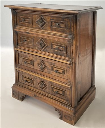 Antico mobiletto con fronte decorato da bugne, due cassetti nella parte inferio