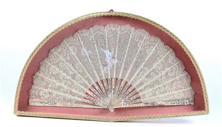 Arte del secolo XIX. Ventaglio con stecche in madreperla con applicazioni in me