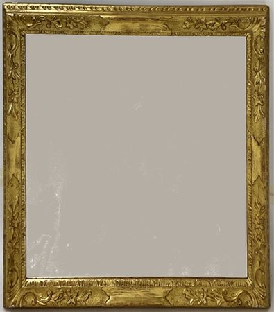 Specchiera con cornice in legno intagliato e dorato con decoro a fiori (cm 70x8