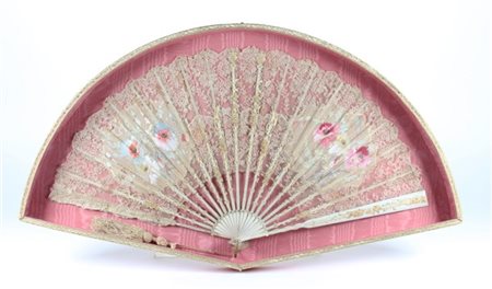 Ventaglio con stecche in legno laccato inciso e dorato con dedica alla base "Mi