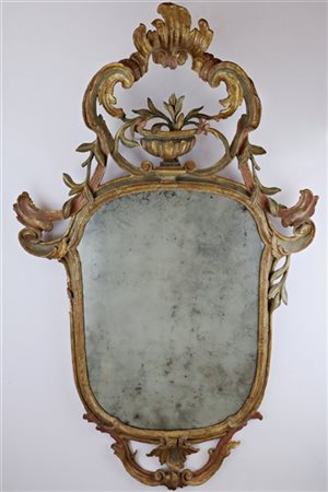 Specchiera con cornice in legno intagliato, traforato e laccato in policromia a