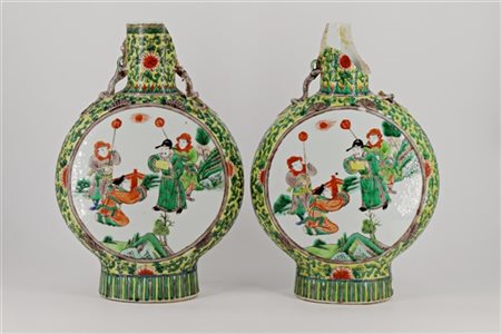 Coppia di moon-flask in porcellana policroma con decoro a scene di vita. Cina,