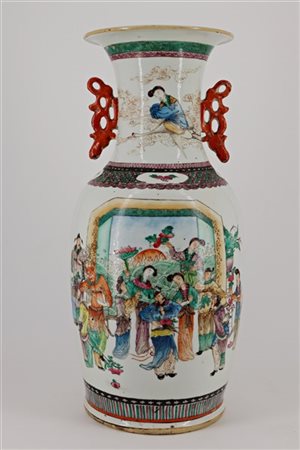 Vaso in porcellana policroma Famiglia Rosa decorato con scene di corte. Cina, s