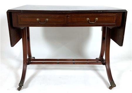 Tavolo scrittoio in mogano ad alette. Quattro cassetti sottopiano, gambe mosse