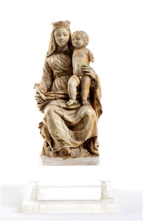  
Scultura in avorio raffigurante Madonna con Bambino Nei modi del gotico francese, XV-XVI secolo
 Altezza x larghezza x profondità: 12,6 x 5,5 x 7 cm. Peso: 645 gr con base in plexiglass.