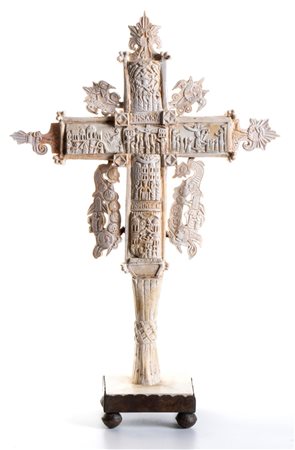  
Croce da altare in osso scolpito nei modi della Rafail's Cross Bulgaria o Grecia, XVIII-XIX secolo
 Altezza x larghezza: 49,5 x 32 cm. Lato base 11 cm. Peso 1168 gr.