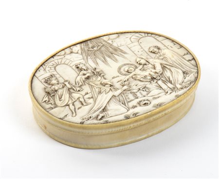  
Scatola in avorio scolpito raffigurante L'Adorazione dei magi XVIII-XIX secolo
 Altezza x larghezza x profondità: 2 x 10,5 x 8 cm. Peso: 57,60 gr.