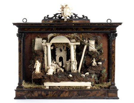 Andrea Tipa (bottega di) (Trapani, 1725 - 1766) 
Presepe italiano in avorio, osso e tartaruga Trapani, XVIII secolo
 Altezza x larghezza x profondità: 30 x 42,5 cm x 17 cm.