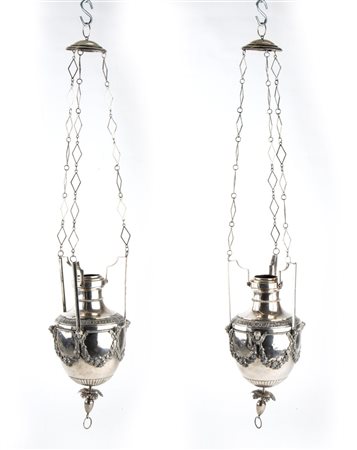 Vincenzo II Belli (? - 1859) 
Coppia di grandi lanterne in argento Roma, inizio XIX secolo
 Altezza x larghezza x lunghezza: 85 x 15,5 x 15,5 cm. Peso complessivo: 2350 gr circa.