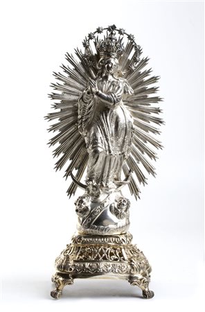  
Scultura italiana in argento raffigurante la Vergine Immacolata Napoli, prima metà del XIX secolo
 Altezza x larghezza x profondità: 35,5 x 13,5 x 11,5 cm. Peso 730 gr.