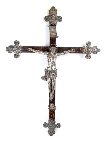  
Crocifisso in argento con croce in tartaruga Italia (?), fine XVIII secolo
 Altezza x larghezza con croce: 123,5 x 93,5 cm. Peso: 3800 gr circa.