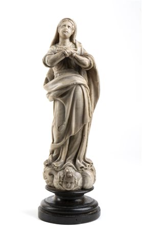  
Scultura in marmo raffigurante la Vergine in estasi Italia, XVI-XVII secolo
 Altezza x larghezza x profondità: 36,5 x 10 x 9 cm.