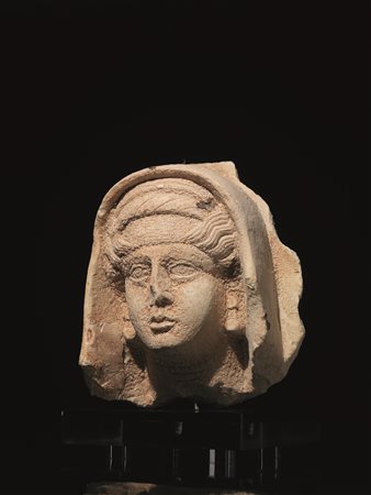 Testa femminile Materia e tecnica: calcare rosato scolpito e levigatoTesta...