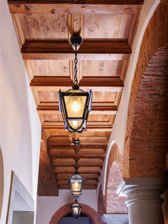 Tre lampioni da ingresso in ferro battuto e vetro