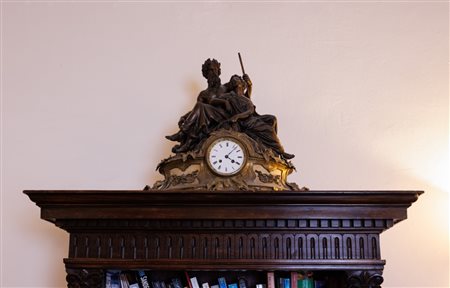 Orologio soprammobile in bronzo dorato