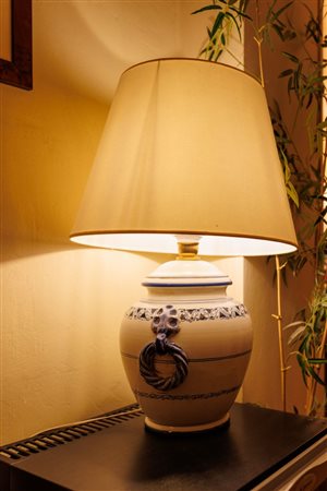 Lampada da tavolo in maiolica bianca e blu con paralume in cotone bianco