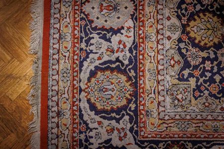 Grande tappeto in stile persiano a fondo rosso e blu