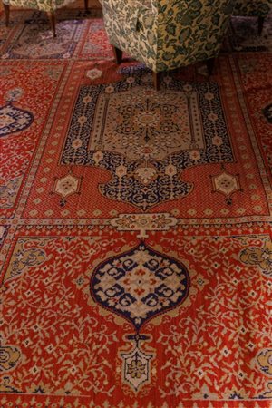 Grande tappeto in stile persiano a fondo rosso e blu