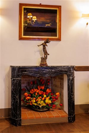 Camino in breccia di marmo nero